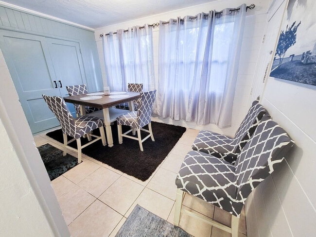 Building Photo - 735 SE 4th Ave