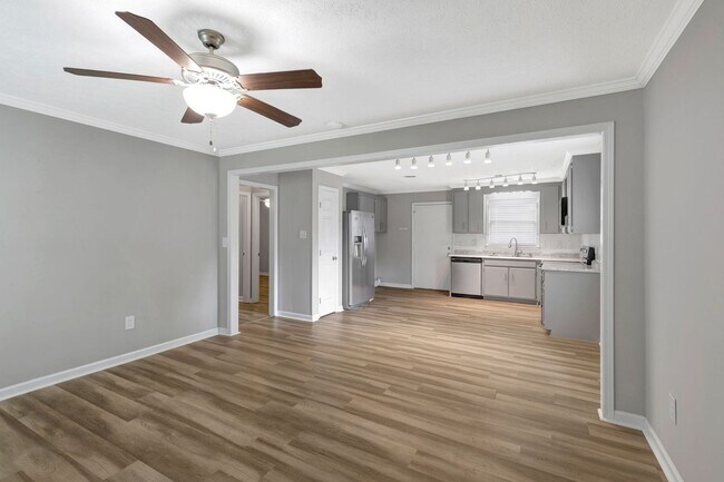 Building Photo - AVAILABLE NOW. 2 Bed 1 Bath Duplex. Locate...