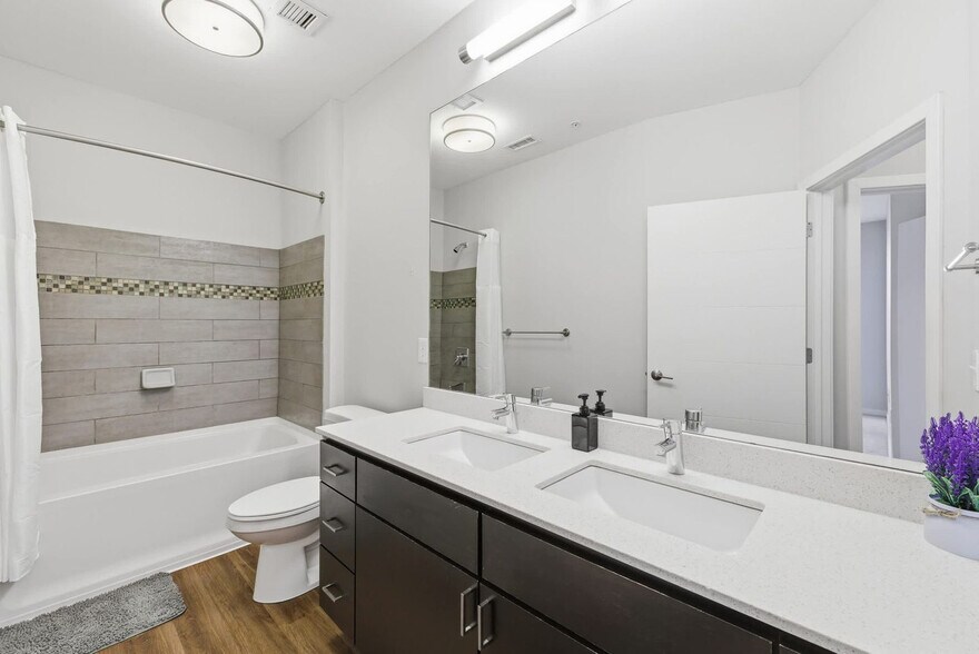 Building Photo - 421 E Market St