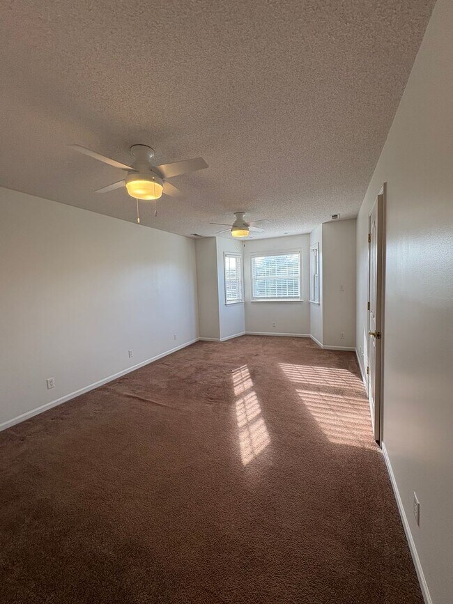 Building Photo - SPACIOUS & Beautiful Home Just Outside She...