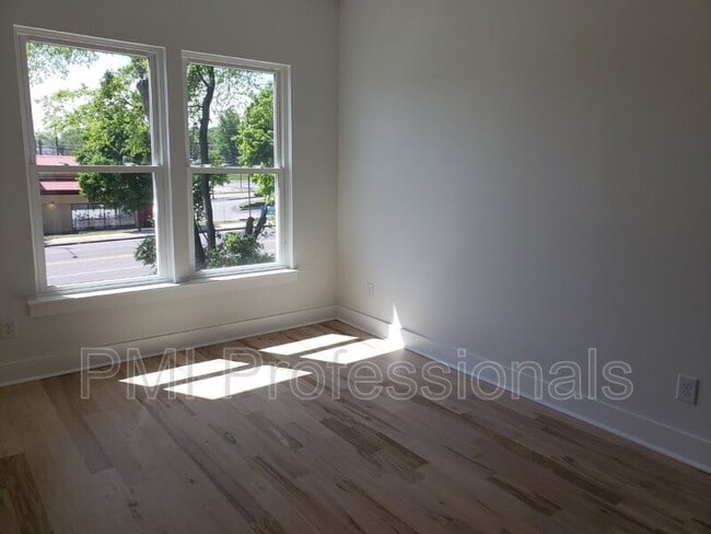 Building Photo - 215 Eisenhower Dr