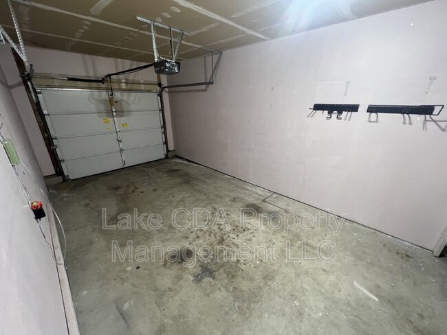 Building Photo - 228 E Ryan Dr