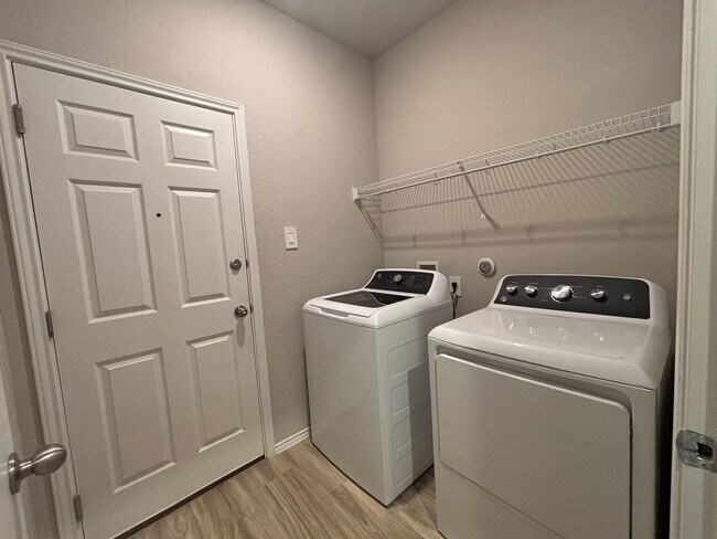 Building Photo - Inviting 3-bedroom, 2-bathroom House, Epitome of Comfort and Style!