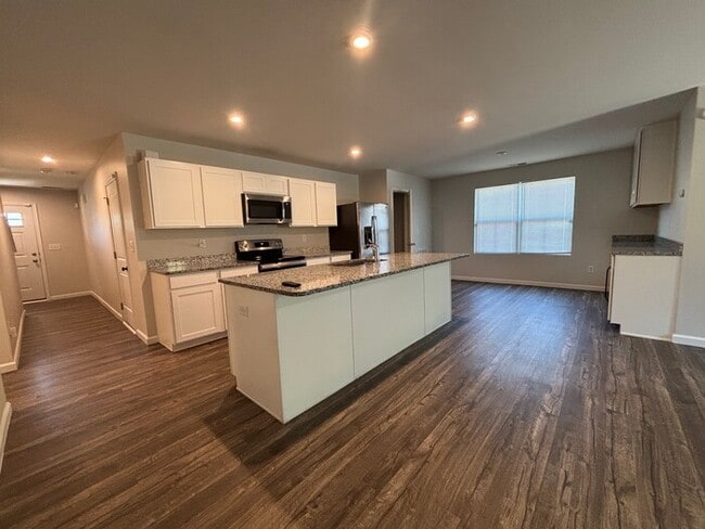 Building Photo - Spacious 5-Bedroom Home in Dillon Lakes