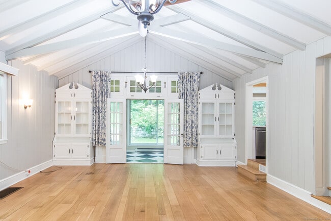 Building Photo - 211 New Canaan Rd