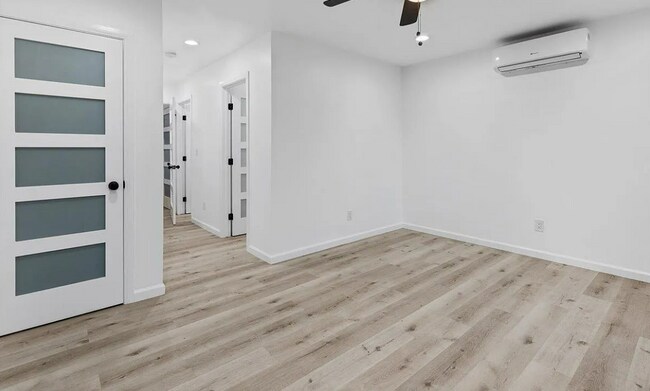 Building Photo - Modern 2 Bed, 2 Bath Bay Park Gem with Exp...