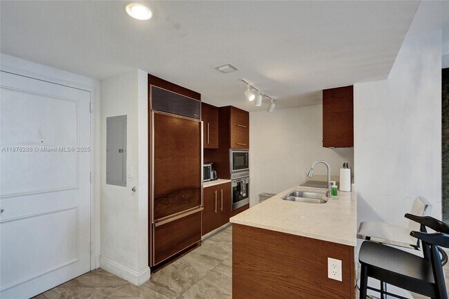 Building Photo - 485 Brickell Ave