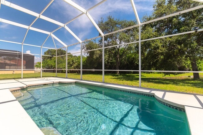 Building Photo - 4 Bed / 3 Bath Unfurnished Family Home wit...