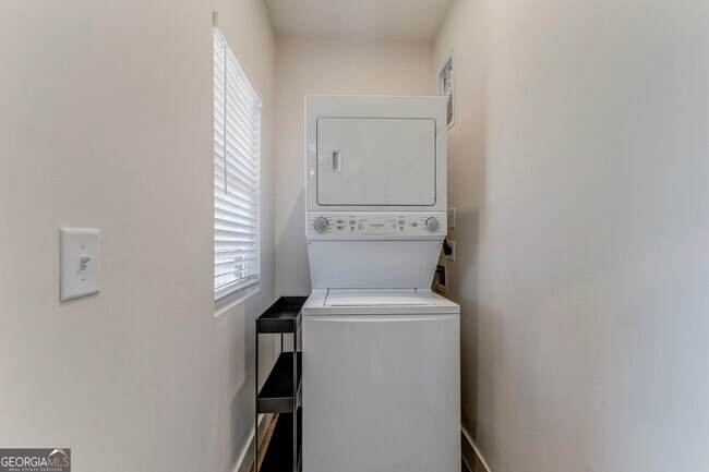 Building Photo - 121 Chateau Dr SE