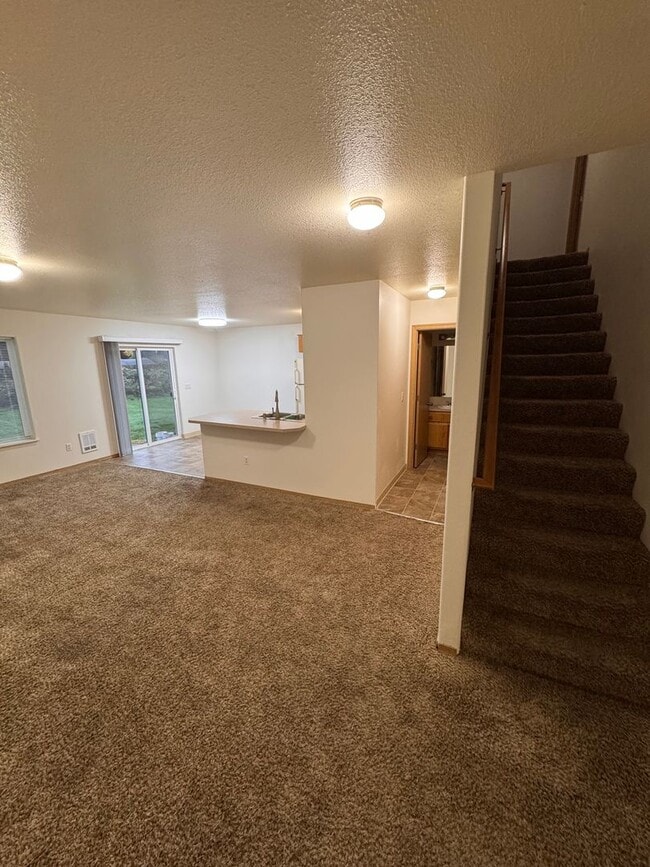 Building Photo - Spacious 3-Bed, 2.5-Bath Duplex for Rent in Longview