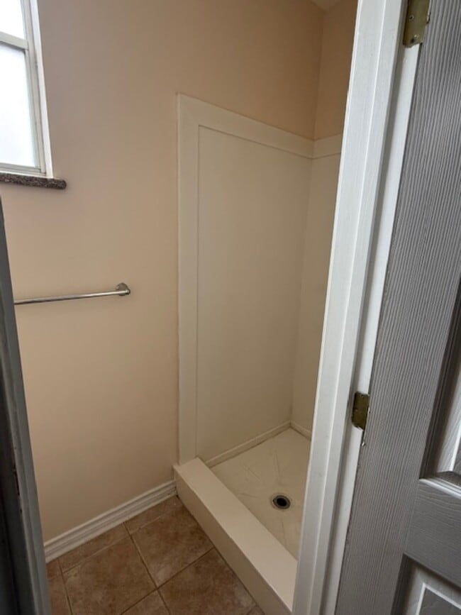 Building Photo - 702 Staitti St