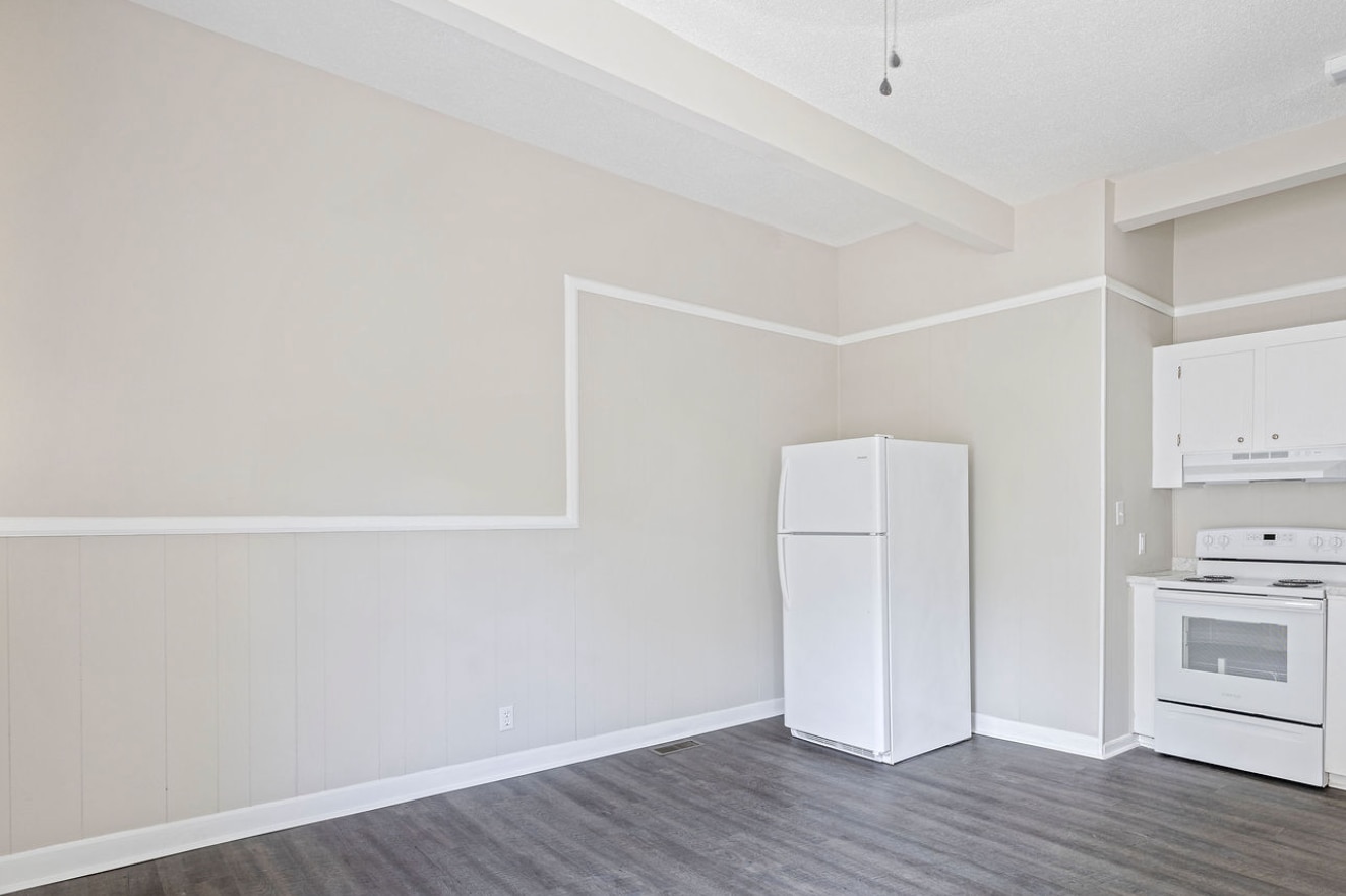 Living/Dining Area - 521 Bayne St