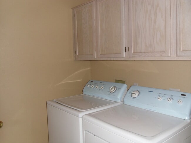 Building Photo - 3 bed 2 bath single level house in core Ch...