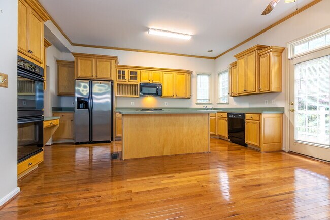 Building Photo - Spacious, Light-Filled Home in the Desirable Broadlands