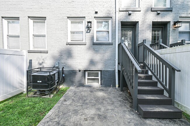 Building Photo - 2823 Ashland Ave