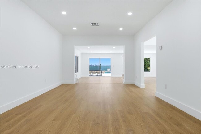 Building Photo - 1510 S Treasure Dr