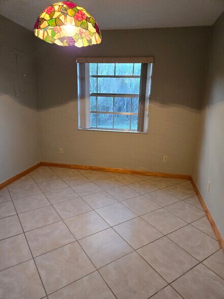 Building Photo - 4880 SE 44th St