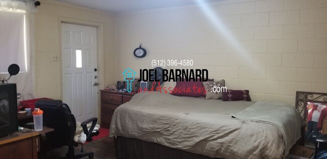 Building Photo - **Available May 10** Large Split Level Hom...