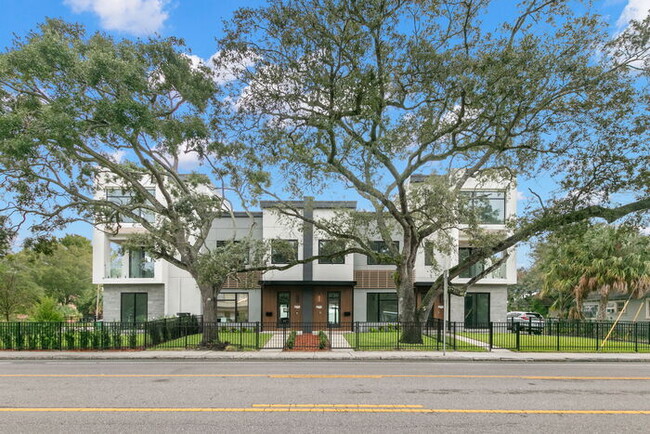 Building Photo - LIKE NEW Luxury Townhome For Rent in Tampa...