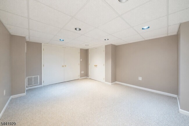 Building Photo - 69 Penwood Dr