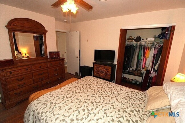 Building Photo - 2706 Live Oak Dr