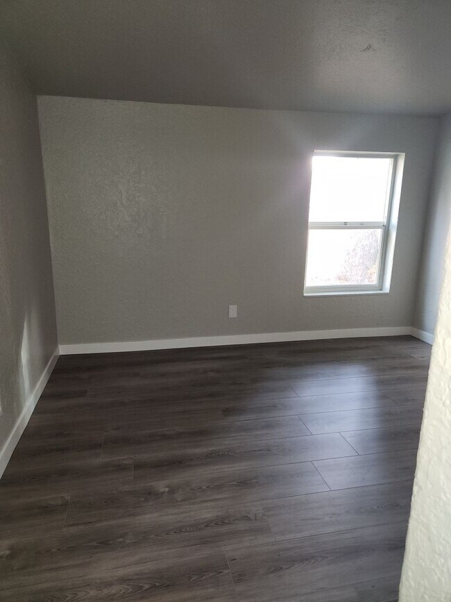 Building Photo - 3-bedroom 2 bath House