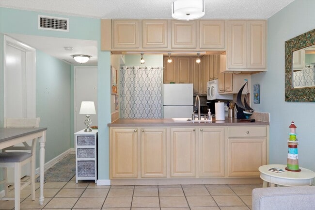 Building Photo - Fully Furnished 2BR/2BA at Las Salinas with Pool, Gym & Parking for Two