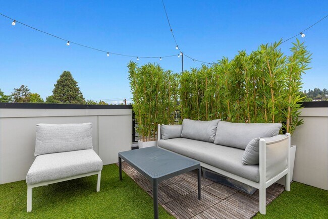 Building Photo - Ballard Townhouse, 2bed/2bath, Rooftop Deck