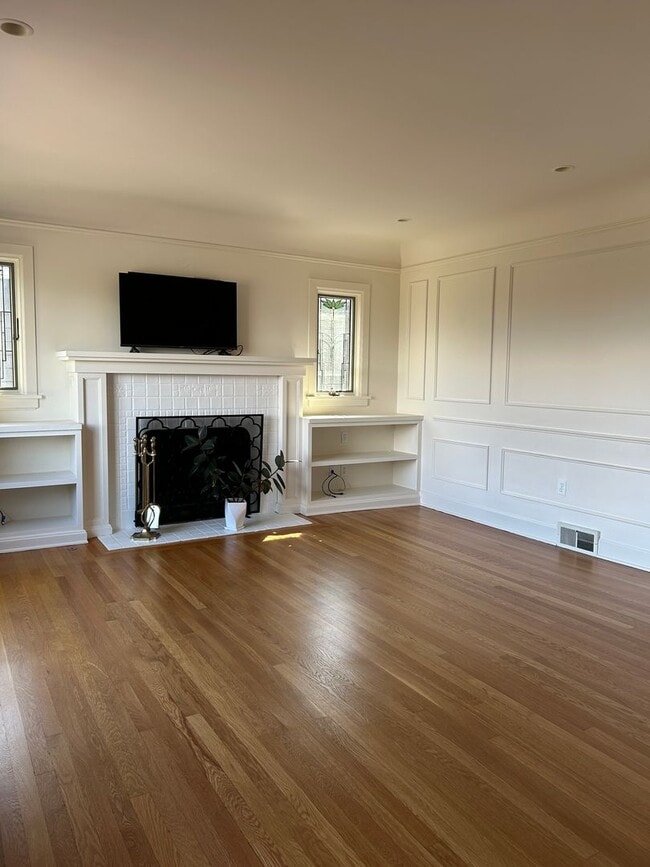 Building Photo - WOW!! West Seattle 4BR/3.5BA Updated Dutch...