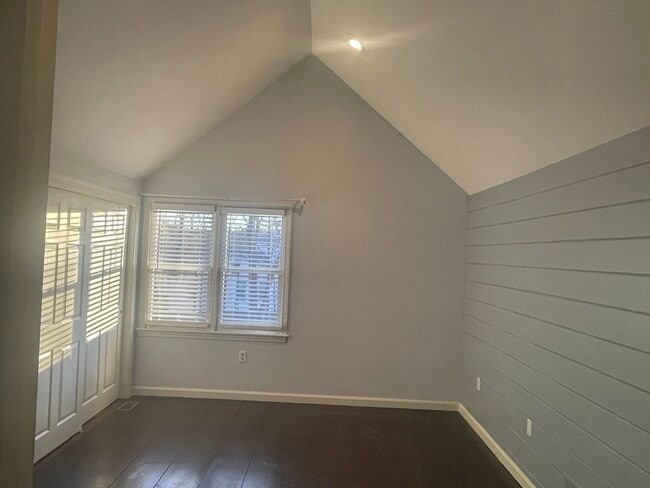 Building Photo - 6 St John Ln