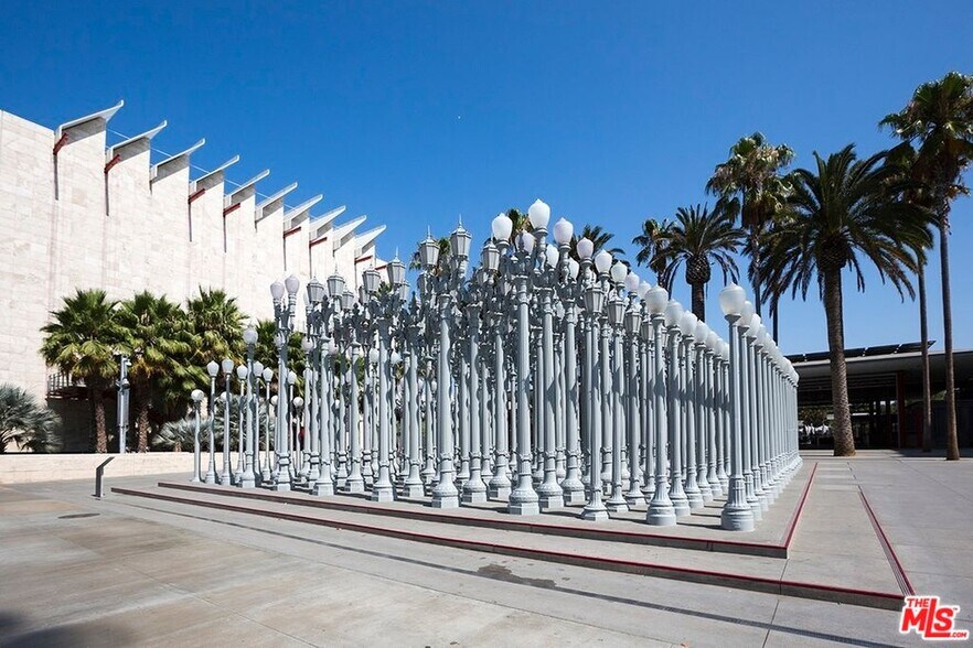 Building Photo - 831 Alandele Ave