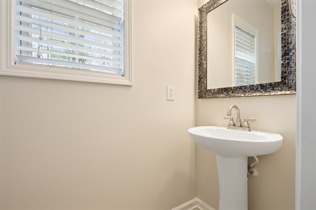 Building Photo - Spacious 5-Bedroom Home with Screened Porch and Office