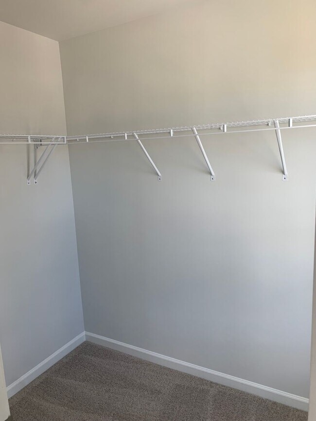 Building Photo - Modern Living in Windsor Hill