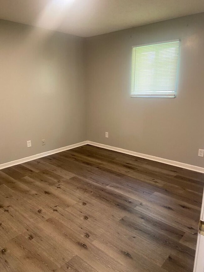 Building Photo - Strawberry Plains 37871 - 2 bedroom, 1 bat...