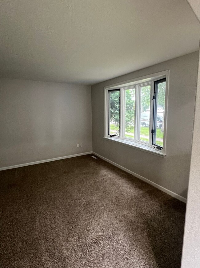 Building Photo - Recently Updated Single Family Home Available