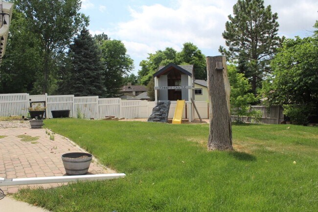 Building Photo - Columbine Hills - 3 BR/2 1/2 BA Home!