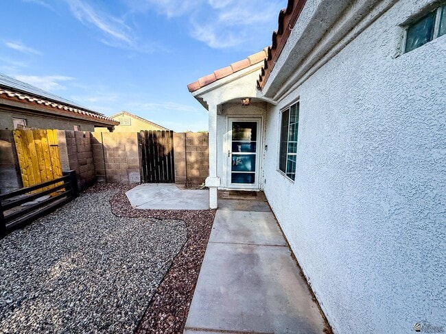 Building Photo - 2695 S Mimosa Ave