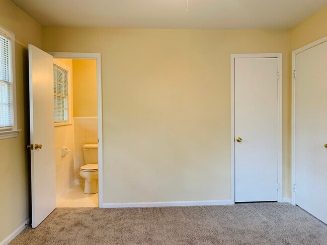 Building Photo - Wow, great location, newly renovated, 4 beds/2 bath, private fenced yard, sun room/office, must see!