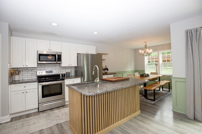Building Photo - Charming 3-bedroom, 2.5-bath home nestled in the heart of Carthage