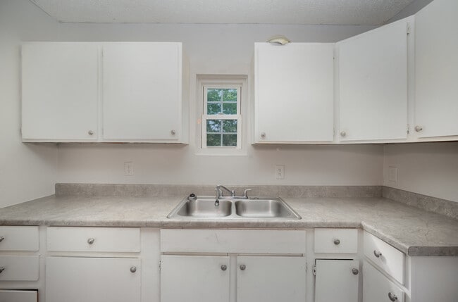 Building Photo - 1043 Mountain Crest Dr