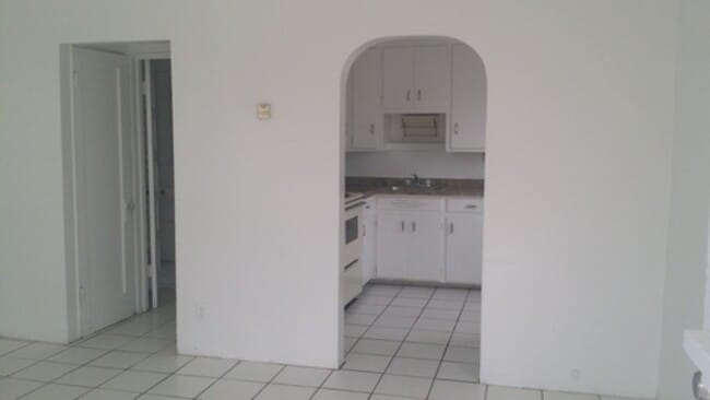 Building Photo - Cozy Guest House with AC and Large Private Yard!