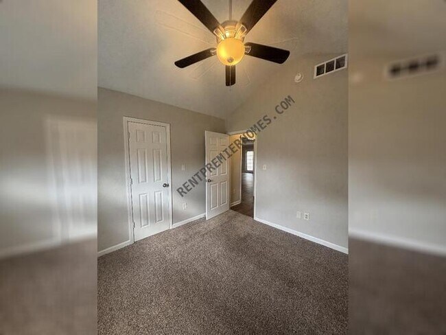 Building Photo - 12 Timberside Cove