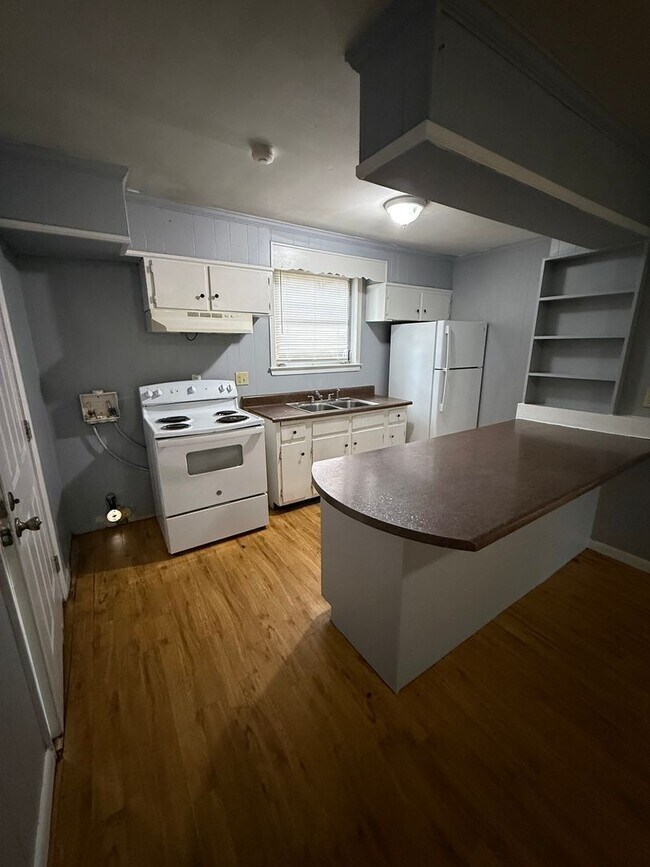 Building Photo - 714 8th Ave