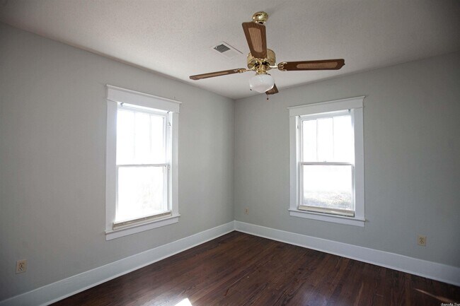 Building Photo - 2114 Maple St