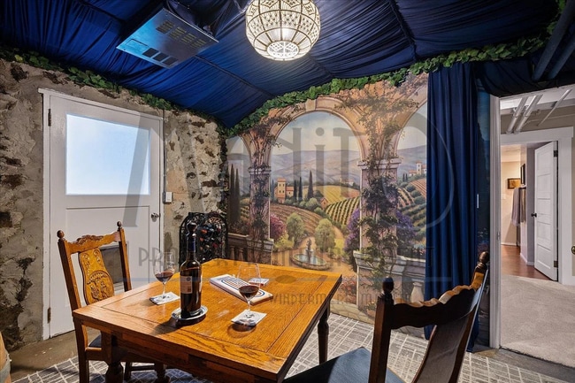 Building Photo - Stunning South Hill Home