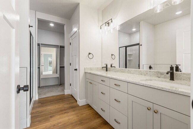 Building Photo - SUGAR CITY TWIN HOME 3 BED 2 FULL BATH - FENCED YARD WITH EX-LARGE 2 STALL GARAGE