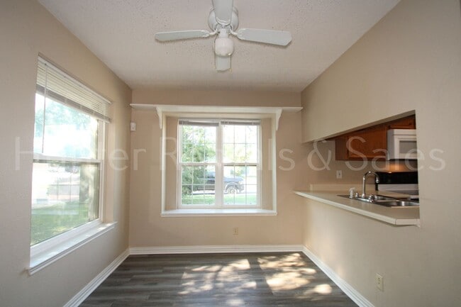 Building Photo - Two Story Willowsprings Home