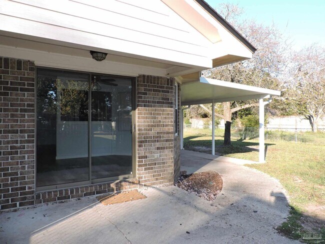 Building Photo - 526 Briarwood Dr