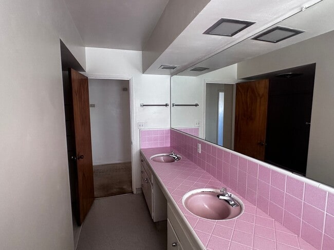 Building Photo - HOUSE