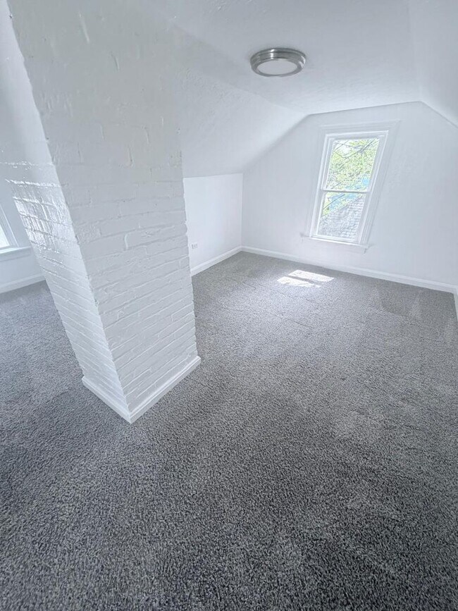 Building Photo - Gorgeous 4 bd, 1.5 bth Cleveland Heights Stunner!